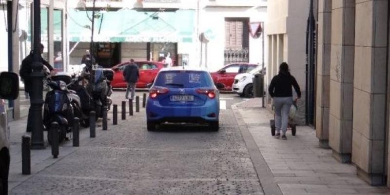 examen teórico de conducir Coche pasando por una calle de Madrid