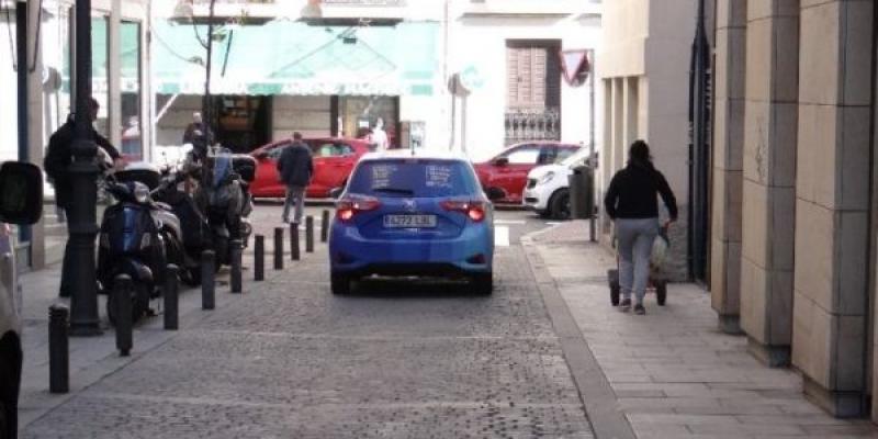 Coche pasando por una calle de Madrid