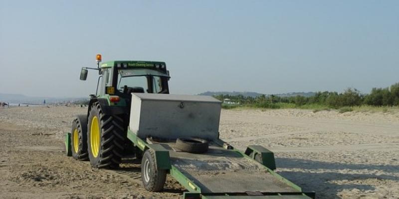 Limpieza y desinfección de playas ¿qué es? Un tractor realizando la limpieza y desinfección de playas