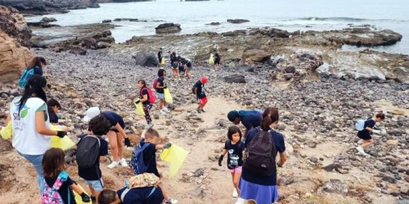 Voluntarios realizando la limpieza del fondo marino canario