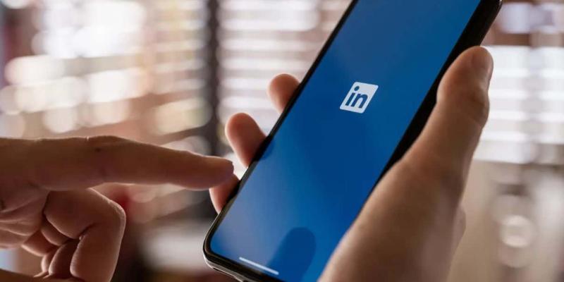 Imagen de una persona utilizando LinkedIn/Puro Marketing Así se consume LinkedIn en España
