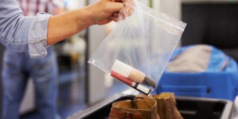 Este es el motivo por el que no habrá que sacar líquidos en los aeropuertos de España a partir de 2024 / Getty Images/iStockphoto Este es el motivo por el que no habrá que sacar líquidos en los aeropuertos de España a partir de 2024