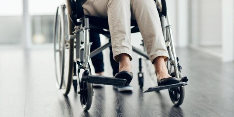 Valoración del grado de discapacidad | Foto de 123RF/peopleimages12 Detalle de una mujer en silla de ruedas