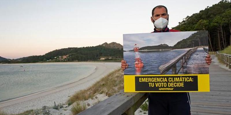 Greenpeace se manifiesta en las costas de Galicia a favor del clima 