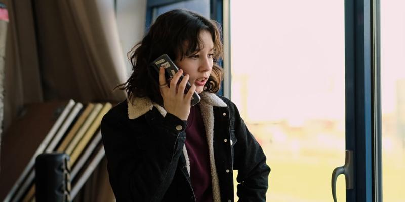 Imagen de una chica hablando por teléfono/envatoelements El timo de la llamada perdida