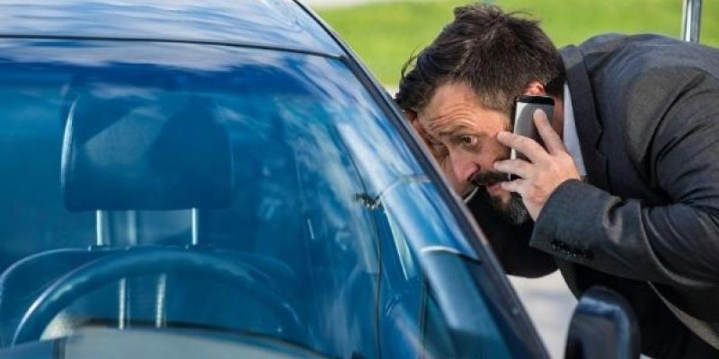 Imagen de una persona mirando por la ventana del coche/Crestanevada Trucos para recuperar las llaves dentro del coche