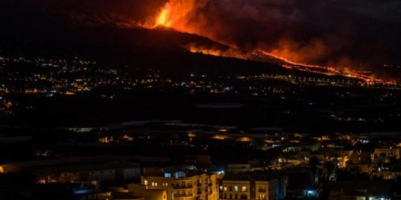 Llegada de la lava al mar/ El País Queda poco para la llegada de la lava al mar