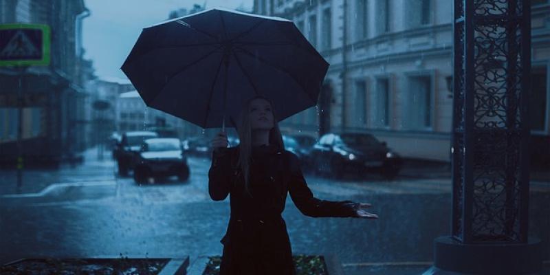 Lluvia / Pixabay Chica con paraguas bajo la lluvia