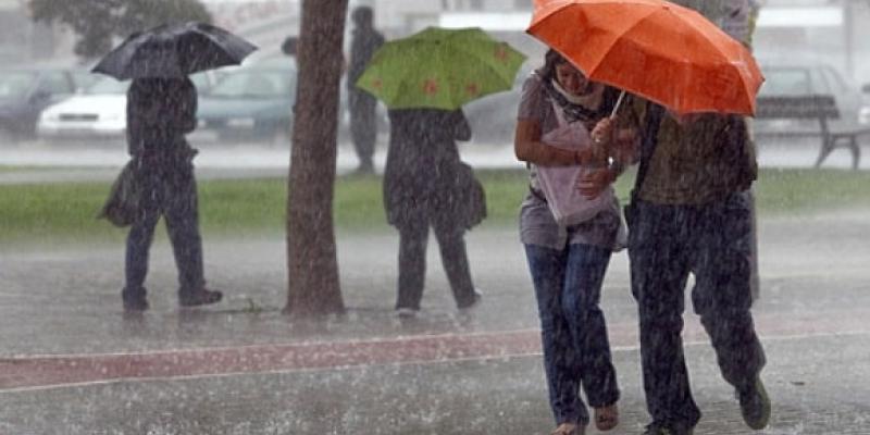 Imagen de personas bajo la lluvia/Diario Público Mayo traerá consigo lluvias muy necesarias