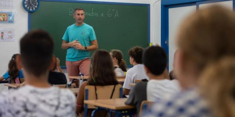 Un profesor imparte clase a alumnos de sexto de primaria un colegio de Sevilla.