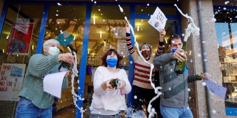 Susanna Sáez / EFE Personas celebrando que les ha tocado la Lotería de Navidad