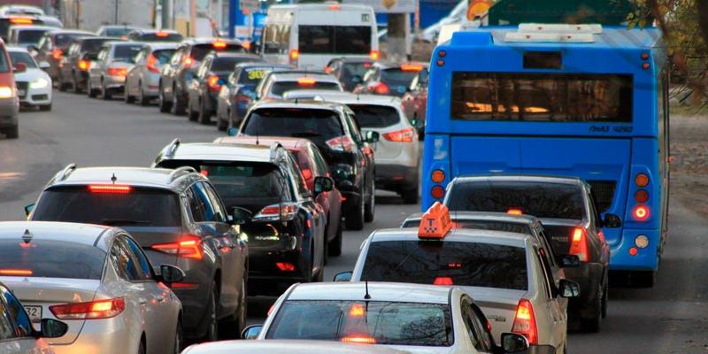 Es obligatorio encender las luces del coche entre la puesta y la salida del sol, entre otras situaciones.