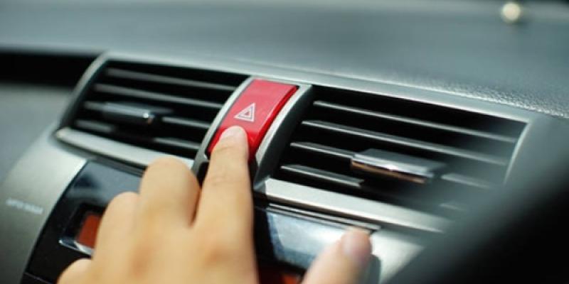 Encendiendo las luces de emergencia del coche