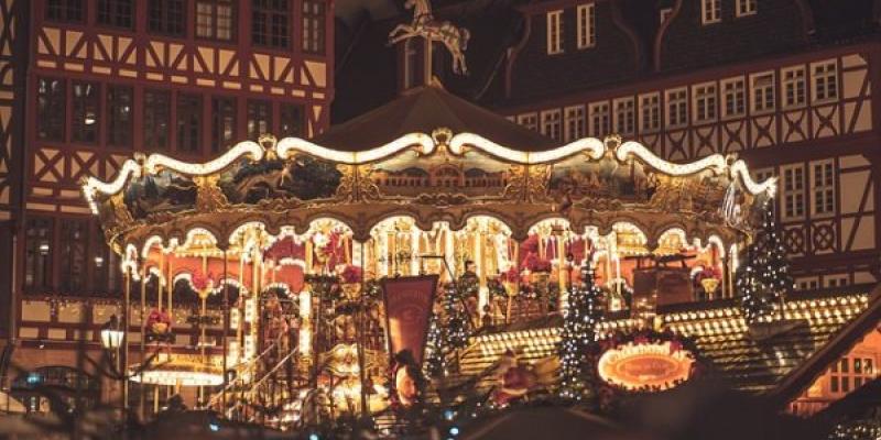 Luces de Navidad inclusivas / Pixabay Tiovivo navideño