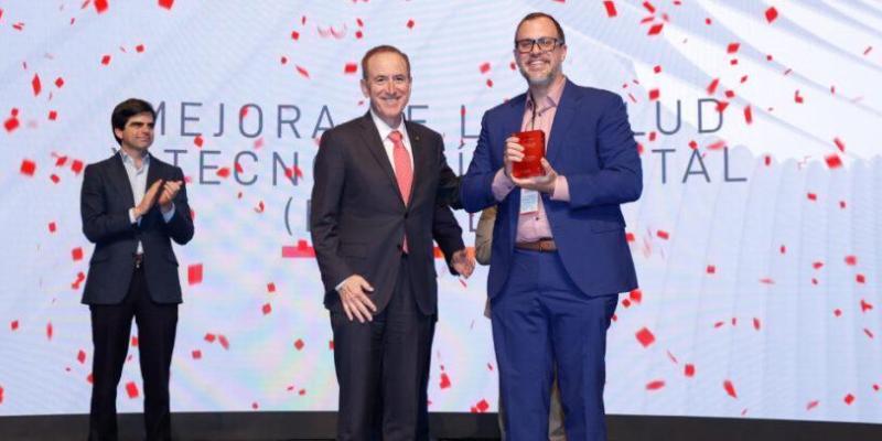 PEGASI apuesta por la colaboración con hospitales y gobiernos/ Corresponsables Luis Santiago, CEO de PEGASI, recibiendo el premio de la Fundación Mapfre