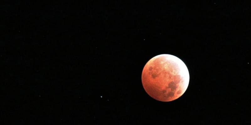 Imagen de archivo de un eclipse lunar. NASA / Bill Dunford Luna del castor, luna de color rojo