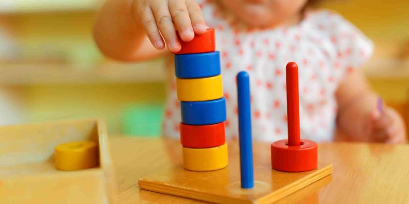 Imagen de una niña jugando con el método Montessori/International Montessori Institute ¿Qué es el método Montessori?