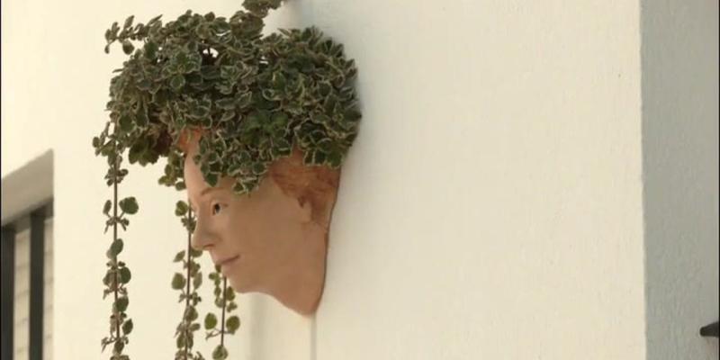 Imagen de una maceta de una cara/La Voz de Galicia Un artista gaditano crea macetas con las caras de sus vecinos