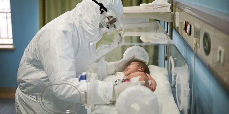 Las madres con coronavirus conocen a sus bebés por videollamada.