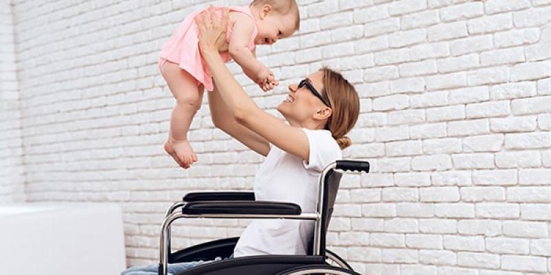 Imagen de una madre en silla de ruedas con su hija/Cocemfe Así es el empoderamiento de las madres con discapacidad