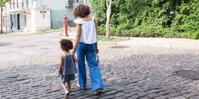 Imagen de una madre con su hija/Cambio16 Madres solteras en España azotadas por la pobreza