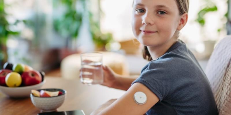 Niña con sensor con diabetes - Foto: Envato Elements Niña con sensor con diabetes