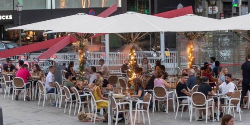 Madrid endurecerá sus medidas en terrazas, velatorios y reuniones Terraza llena de gente en Madrid / Rodrigo Jiménez EFE