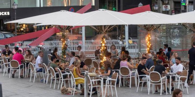 Terraza llena de gente en Madrid / Rodrigo Jiménez EFE