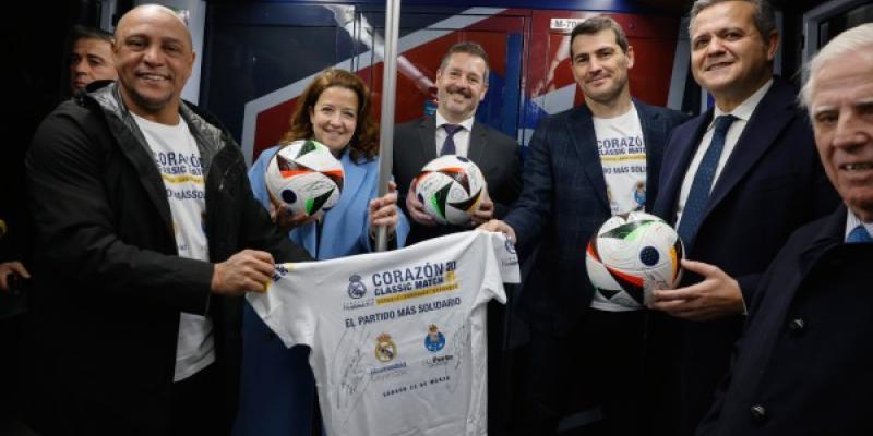 Futbolistas y miembros del Gobierno regional en el Metro de Madrid