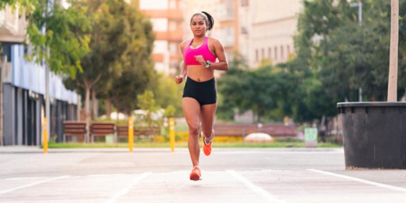 Imagen de una chica corriendo/envatoelements Tour Universo Mujer 2024