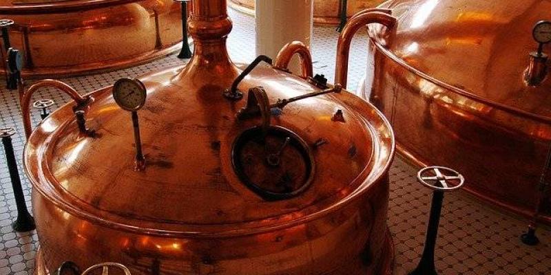 Mahou-San Miguel, la cervecera española con la mayor instalación de autoconsumo fotovoltaico Barriles de cerveza dentro del proceso de producción de la fábrica / Mahou