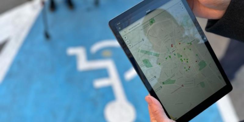 Demostración del nuevo sistema de localización y guiado de aparcamientos para personas con discapacidad en Majadahonda