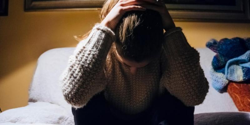 Imagen de una chica en situación de agotamiento mental/UNEA El malestar emocional y los trastornos mentales
