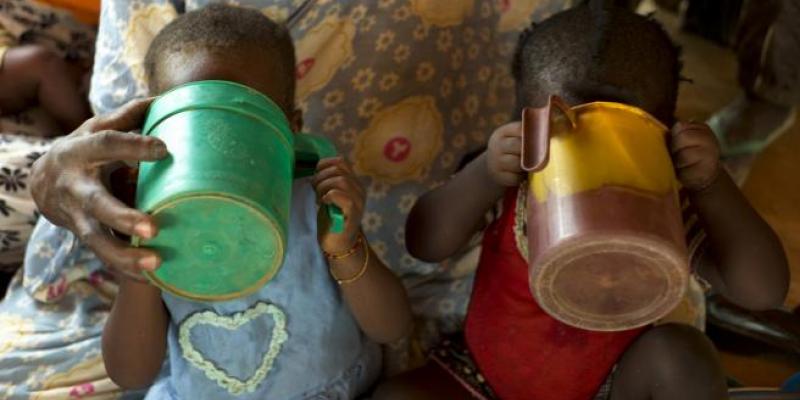Imagen de dos niños en situación de pobreza/La Información La malnutrición afecta a más de 800 millones de personas
