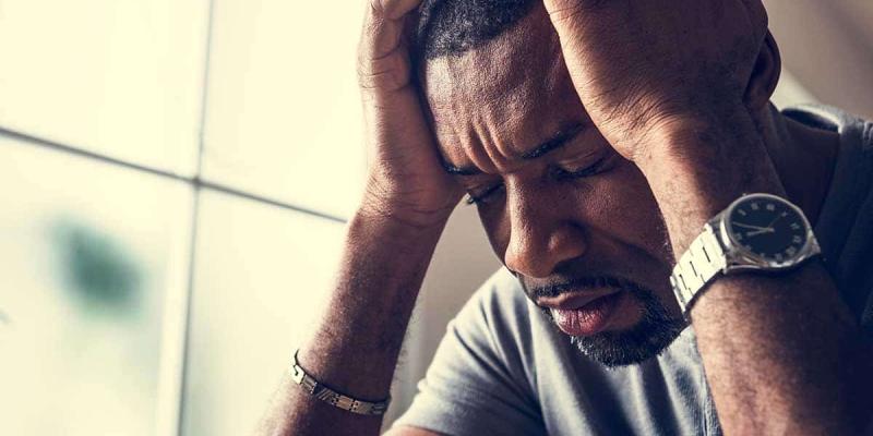 Imagen de un hombre triste/Psicoactiva Cómo combatir nuestros recuerdos