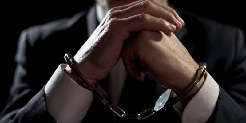 Malversación de fondos / Pixabay Hombre encadenado por delito de malversación