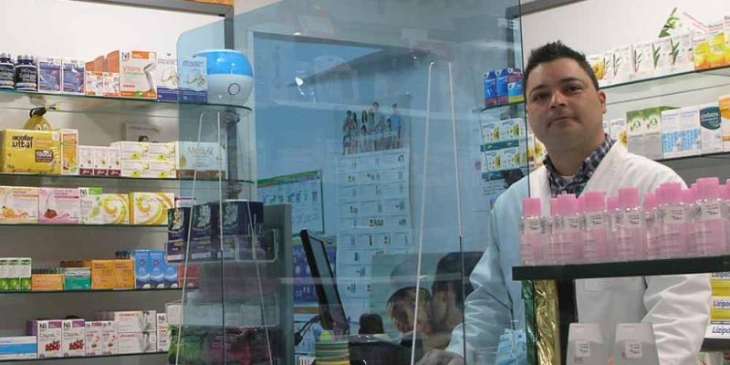 Imagen de Timbrados San José Farmacéutico tras una de las mamparas antiCovid actuales