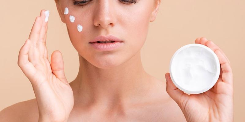 Imagen de una chica cuidándose la piel/Mascyl Consejos para prevenir manchas en la piel