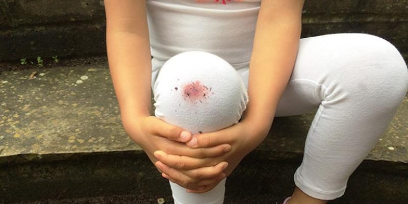 Imagen de una niña con una mancha de sangre en el pantalón/Diario Que Cómo eliminar las manchas de sangre de la ropa