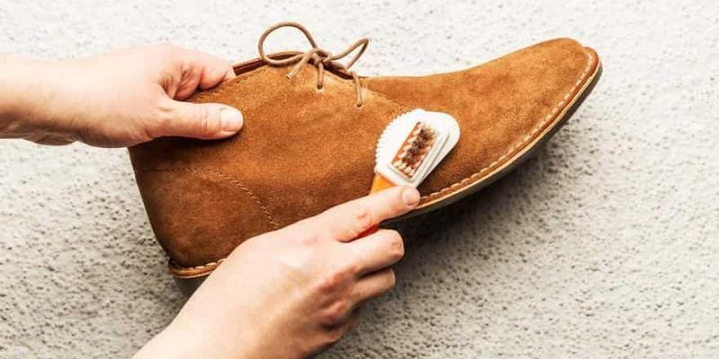 Imagen de una persona limpiando un zapato/Diario Información Limpieza de zapatos