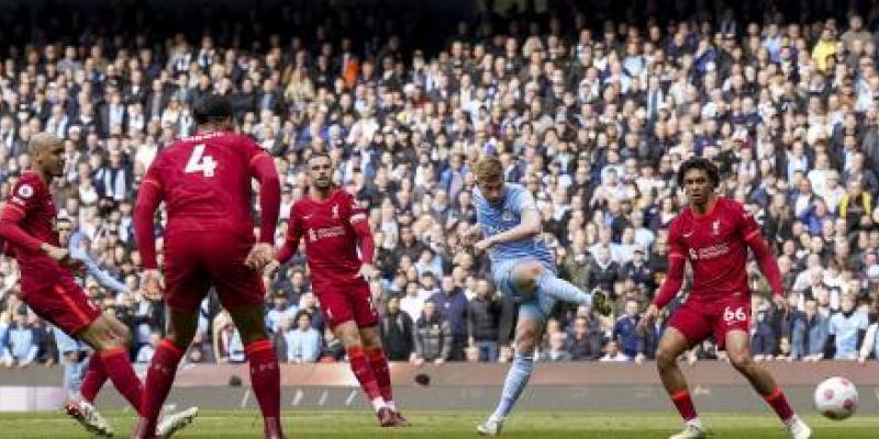 Kevin de Bruyne realiza un disparo ante la mirada de numerosos defensores del Liverpool