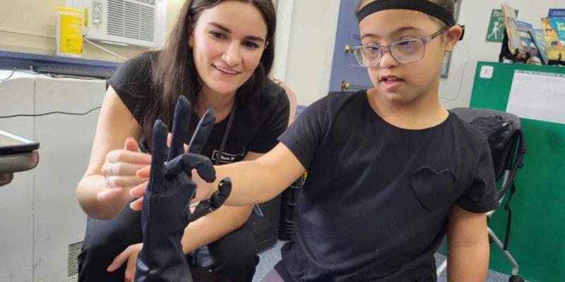 Mano robótica para las personas sordociegas