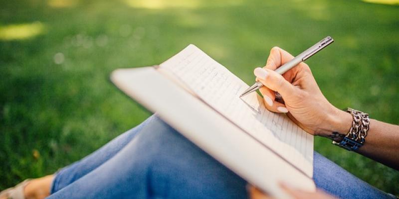 Mano de una chica escrbiendo en su cuaderno