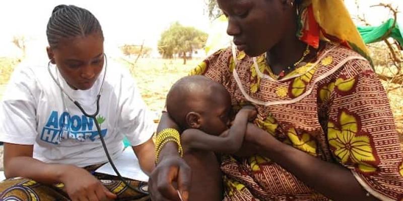 Imagen de una madre con su hijo/Cambio Climático El ser humano podría acabar con el hambre
