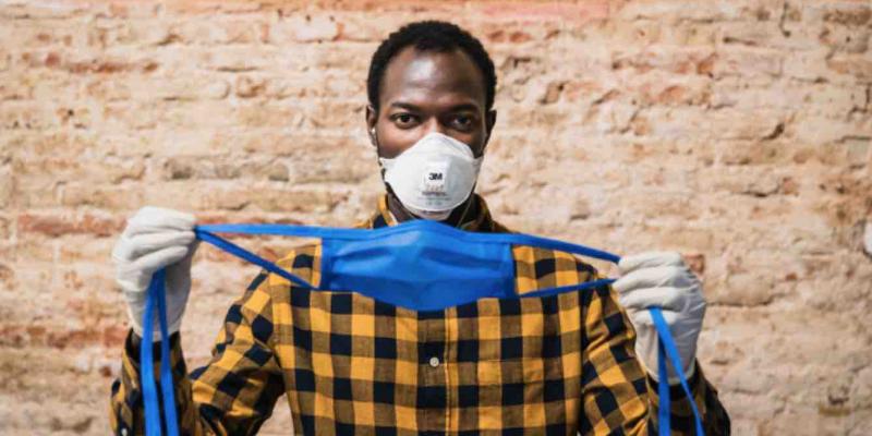 Vendedores ambulantes de Barcelona Vendedores ambulantes de Barcelona fabrican batas y mascarillas para los hospitales catalanes