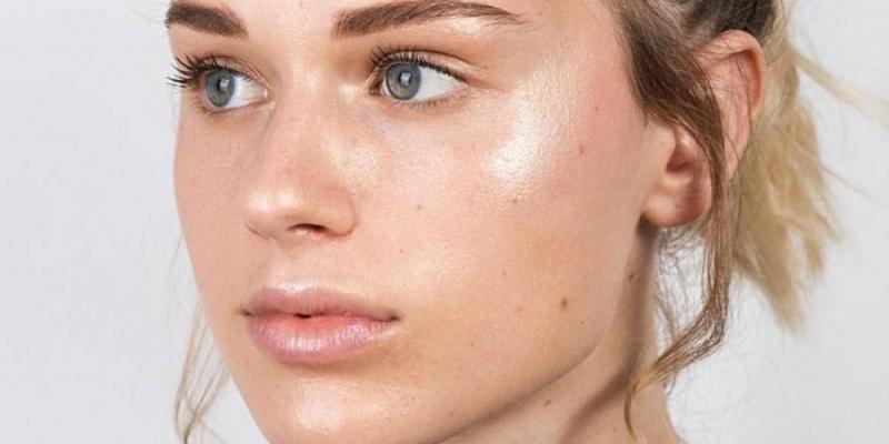 Sigue estos consejos para maquillarte si tienes la piel grasa/ La Vanguardia Chica con piel grasa maquillada