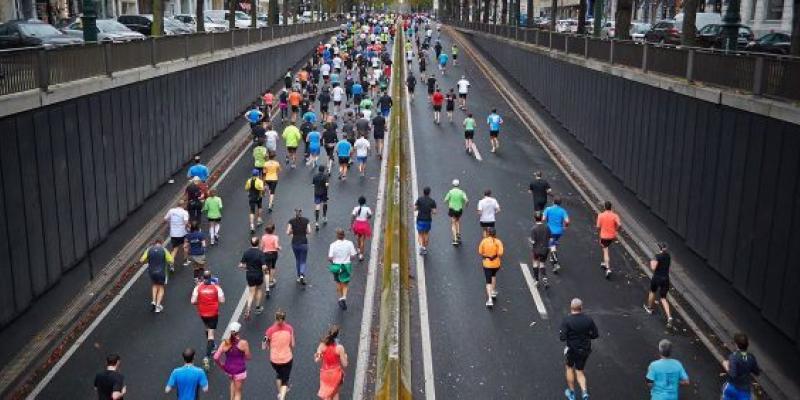 Corredores en maratón maratón coronavirus