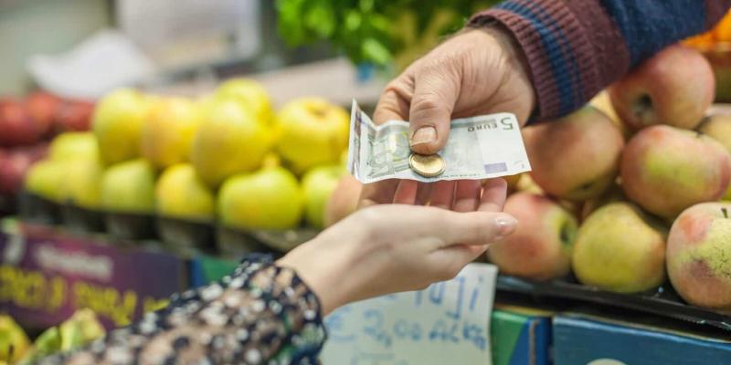 Imagen de una persona comprando/Envatoelements "Cheapflación", la trampa de los precios en marcas