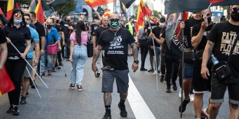 Imagen de Isabel Permuy para ABC Los manifestantes de extrema derecha, este sábado, a su paso por Gran Vía