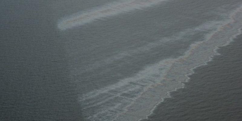 Las consecuencias de las mareas negras en el océano/ Ian McDonald Mareas negras en el océano